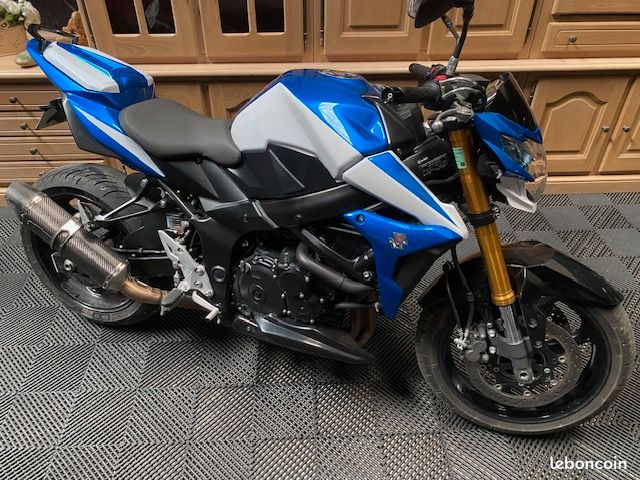 Suzuki GSR 750 - Photo 1